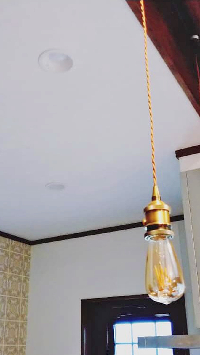 エムズホームの家　昭和レトロでおしゃれな家　キッチン　電球